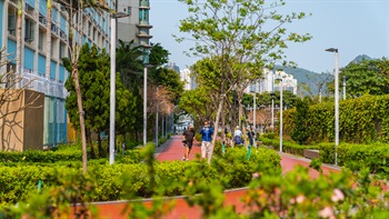 公園東北面有一條長約450米的緩跑徑，沿公園界線伸延，可供遊人散步或健身，以鼓勵市民採用更活躍和健康的生活方式。